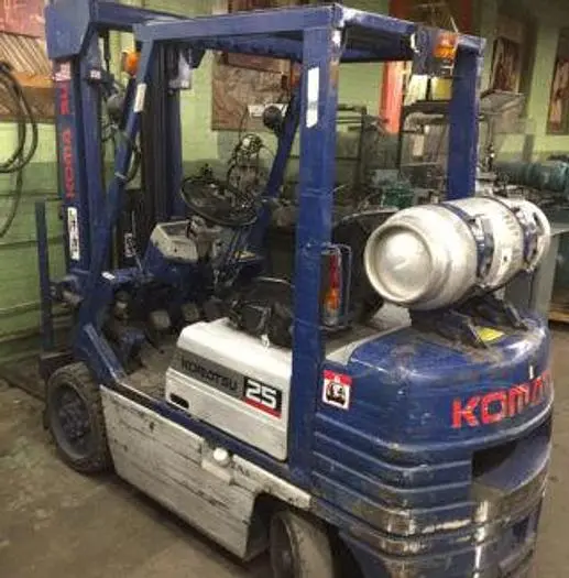 2956-560 KOMATSU 5000LB CAPACITY RIDE ON FORK LIFT TRUCK MODEL 25