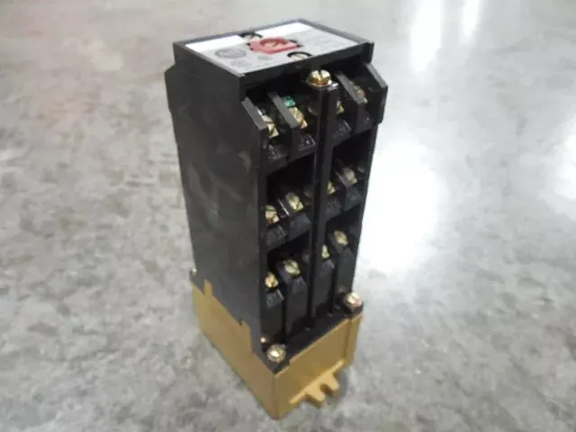 Allen Bradley 700-P1200A1 AC Relay Module Series B Used