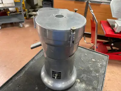 Used Bennett Used Bennett Junior Commercial Fruit/Vegetable Juicer Model H Restaurant Small Appliances Illinois US | Falcon Restaurant Supply #1376413