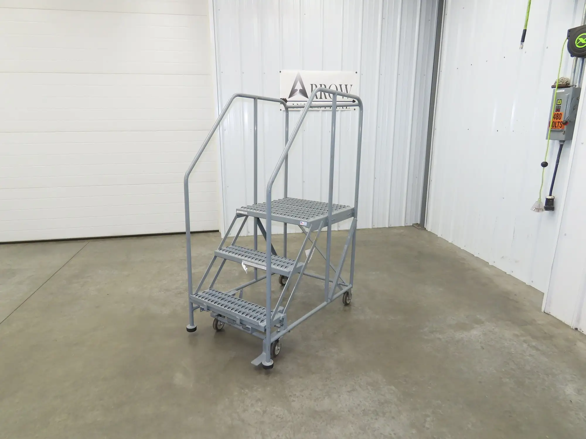 Uline H-4928 Rolling Ladder 3 Step 24" Work Platform 30" Top Step 800lbs Cap