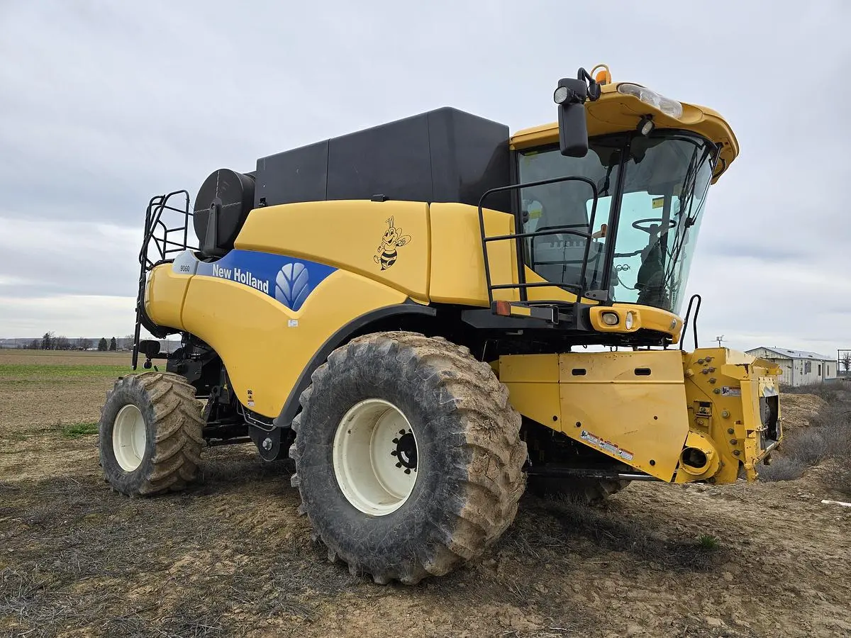 USED 2009 NEW HOLLAND CR9060