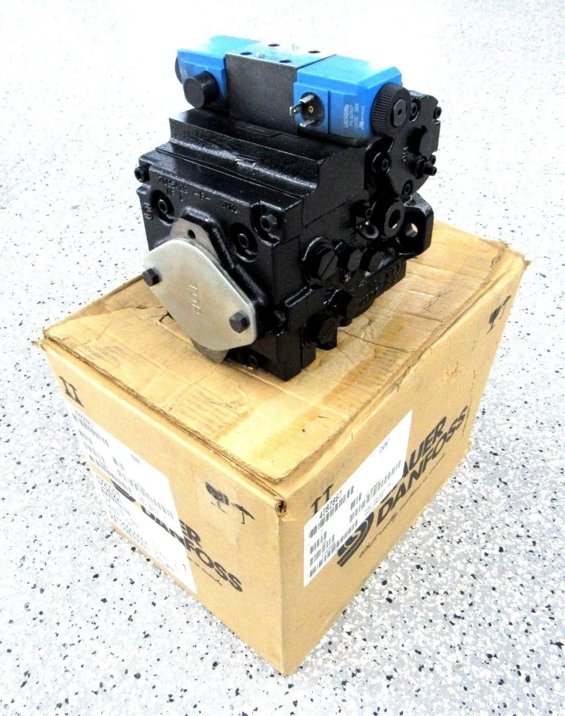 NEW SAUER DANFOSS 4282867 HYDROSTATIC PUMP AX130290001 42R28-CF2NN75J