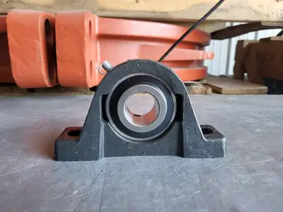 Pillow Block Housing w/ UC207-20 Bearing