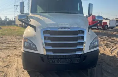 USED 2020 FREIGHTLINER CA126SLP - CASCADIA
