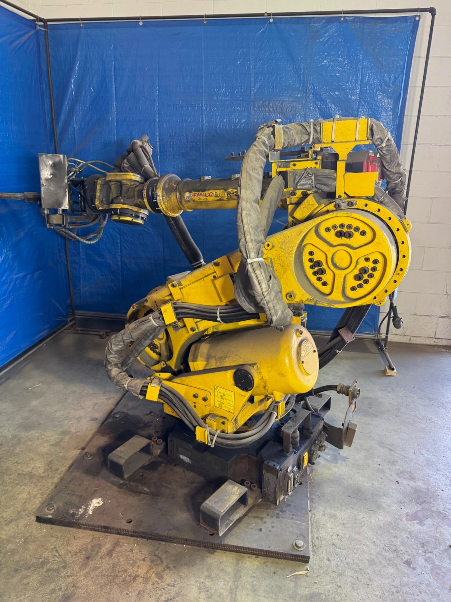 USED FANUC R-2000IA/165F