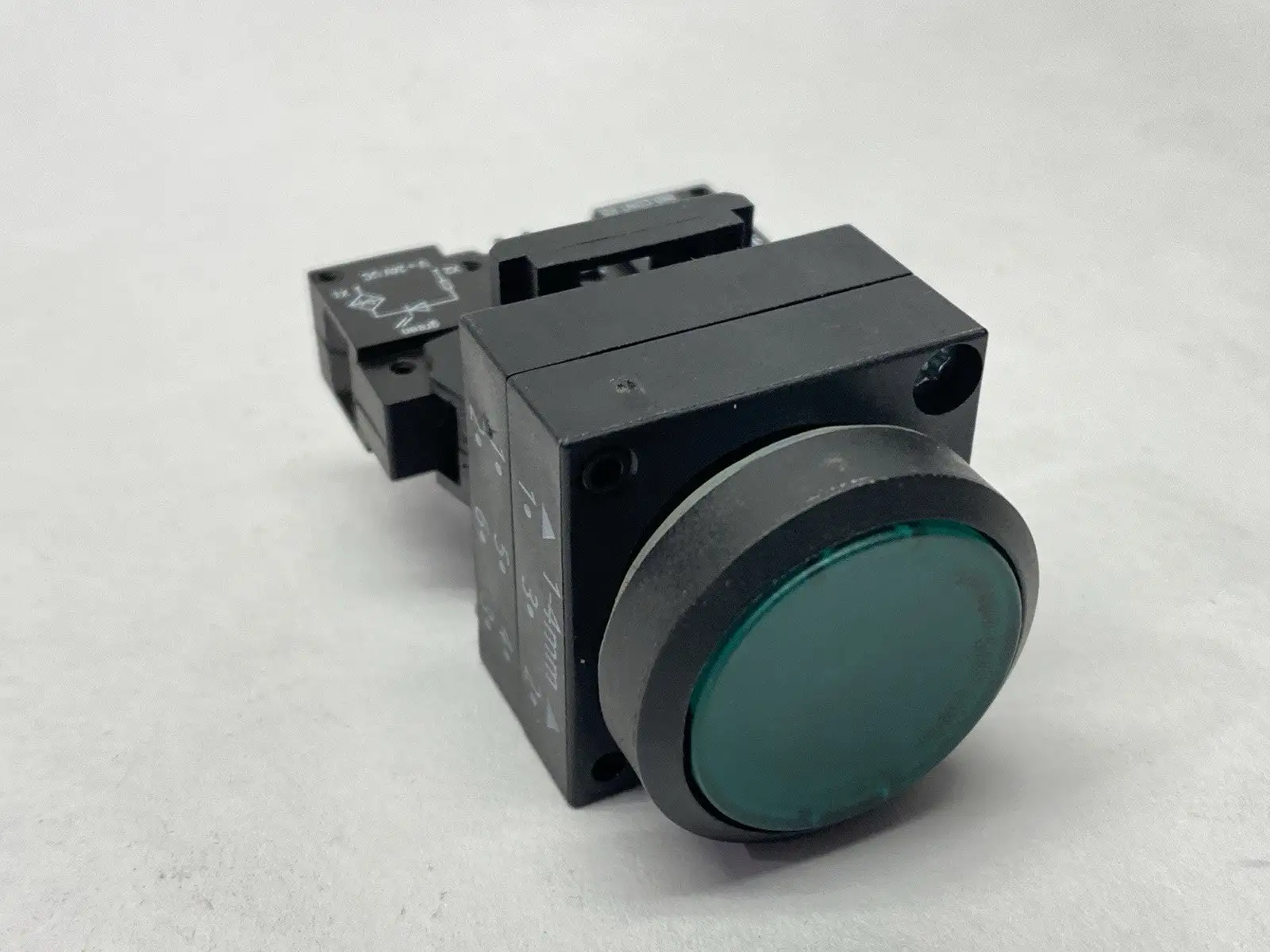 3SB3245-0AA41-0CC0 | Siemens  Pushbutton Illuminated 22mm Green w/ 3SB3400-1PC - Used