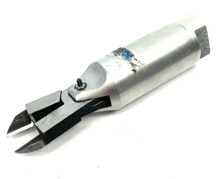 Used VESSEL HAND HELD AIR NIPPER W/ ANGLED CUTTING BLADES Hand Cutters Michigan US | Maverick Industrial Sales #1089875
