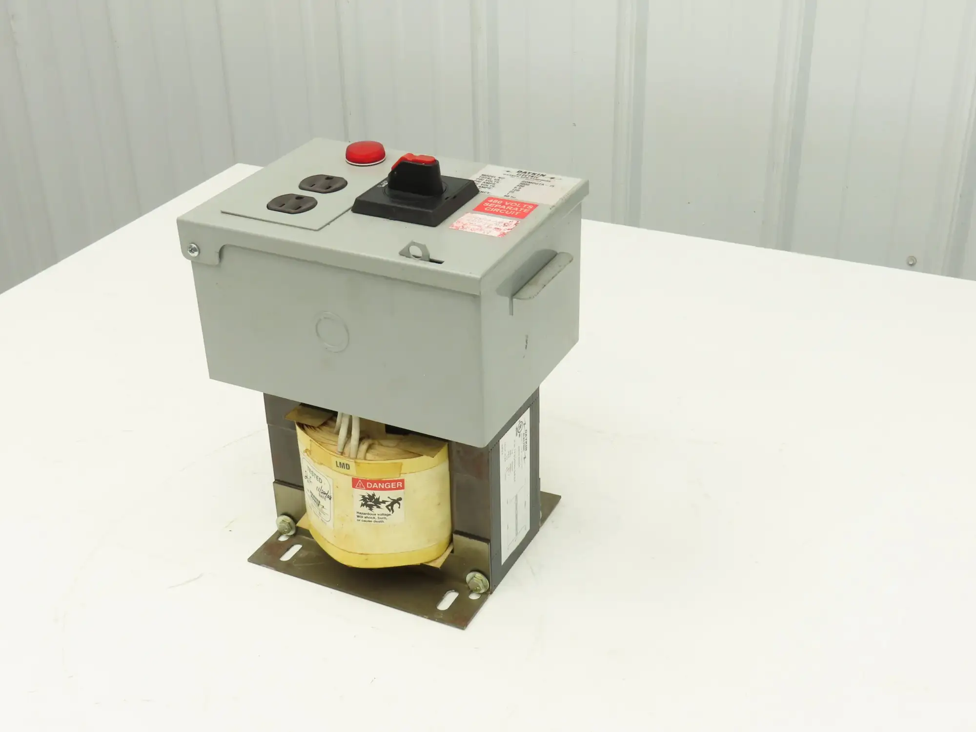 Daykin Stepdown Power Transformer 3kVA 1Ph HV 480V LV 120V with Receptacle