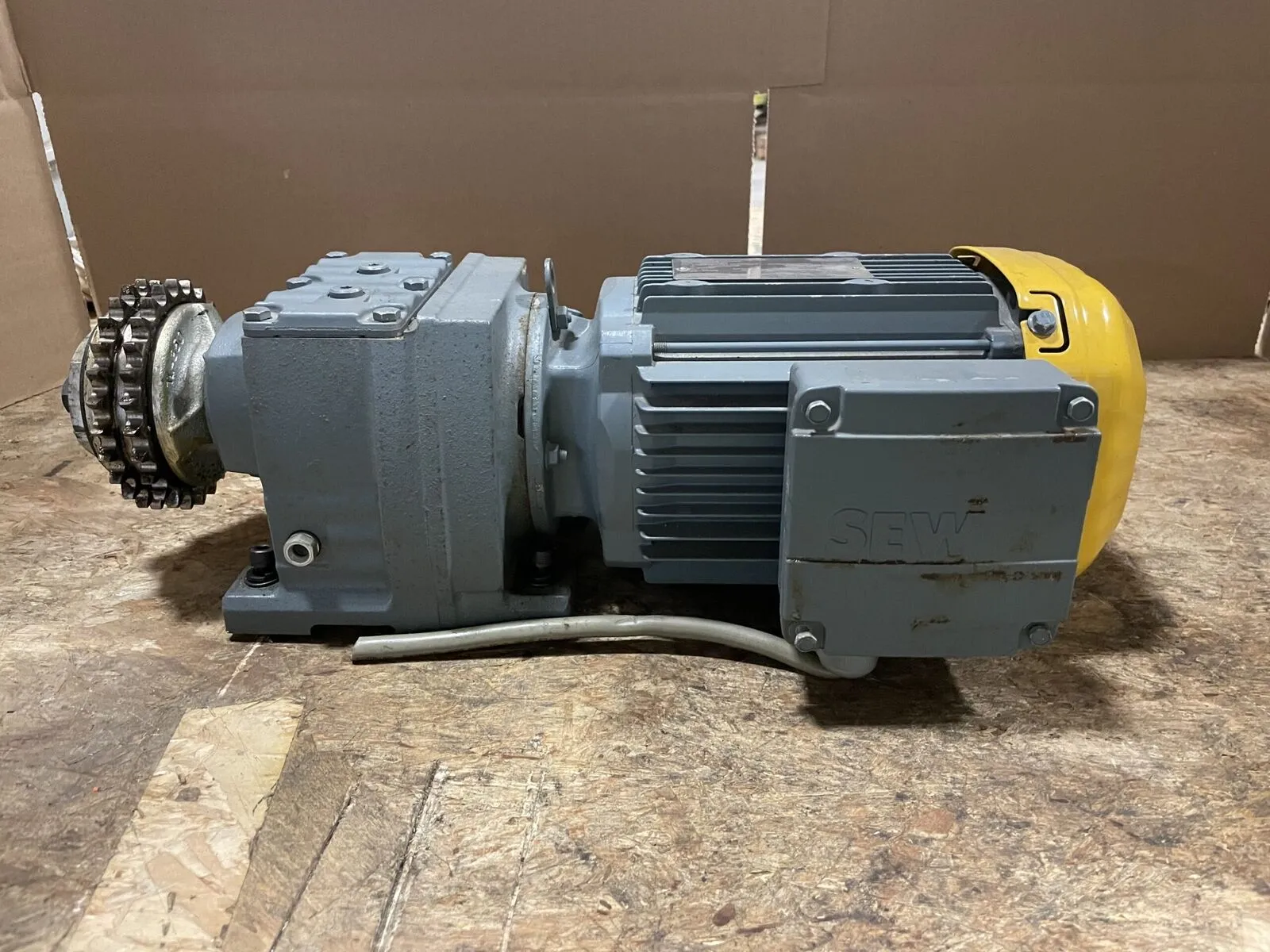 Sew Eurodrive R37DRE80M4 Speed Drive / Gear Reducer 0.75kW 61/1740rpm 51