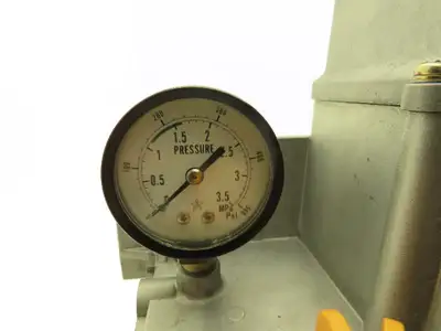 Showa LCB 4 Lubrication Oil Pump Machine Oiler 6L Tank 0.1 L/Min 200V