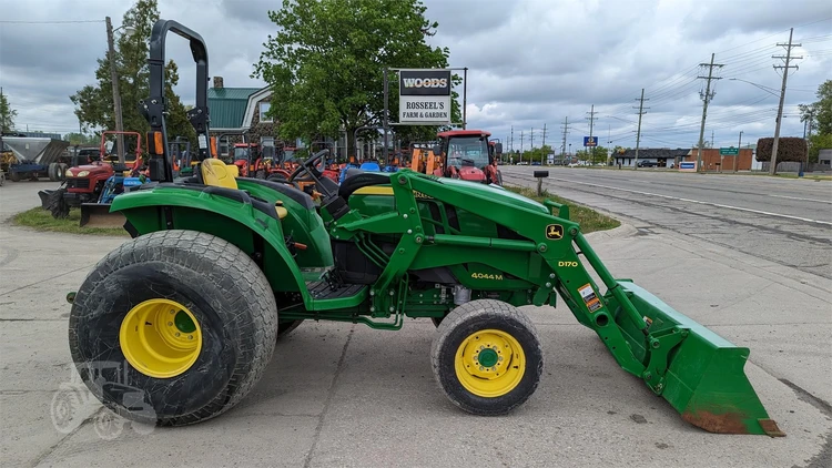 Used JOHN DEERE 4044M Agricultural Tractors | Rosseel's Equipment Inc #720627