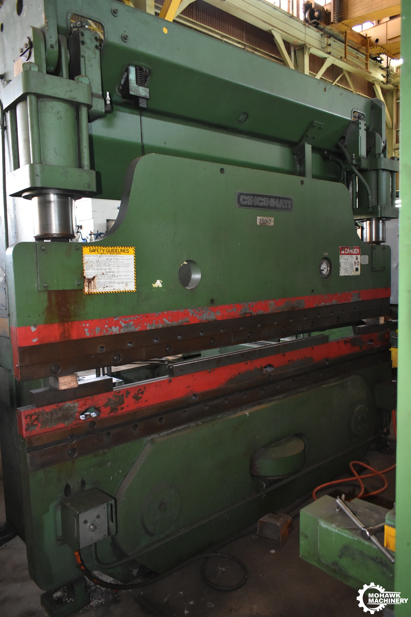 10' CINCINNATI-INC 135-TON "135ASX8 AUTOSHAPE" CNC HYDRAULIC PRESS BRAKE w/AUTOSHAPE 2-AXIS CNC BACK GAUGE - CROWNING