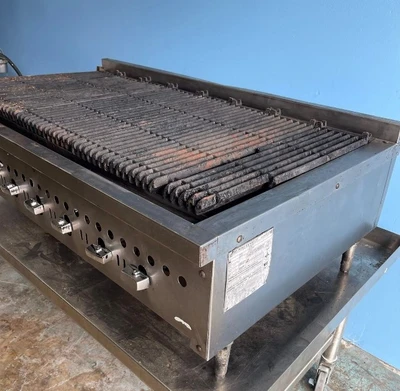 75-0175 Vulcan VCCB47 46'' Natural Gas Char-Broiler