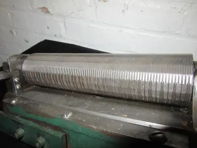 1863-385 RARE ANTIQUE ~ Straight Line Engine Turning Cylindrical Indexing Pattern Bar Holder With 14 Patterns