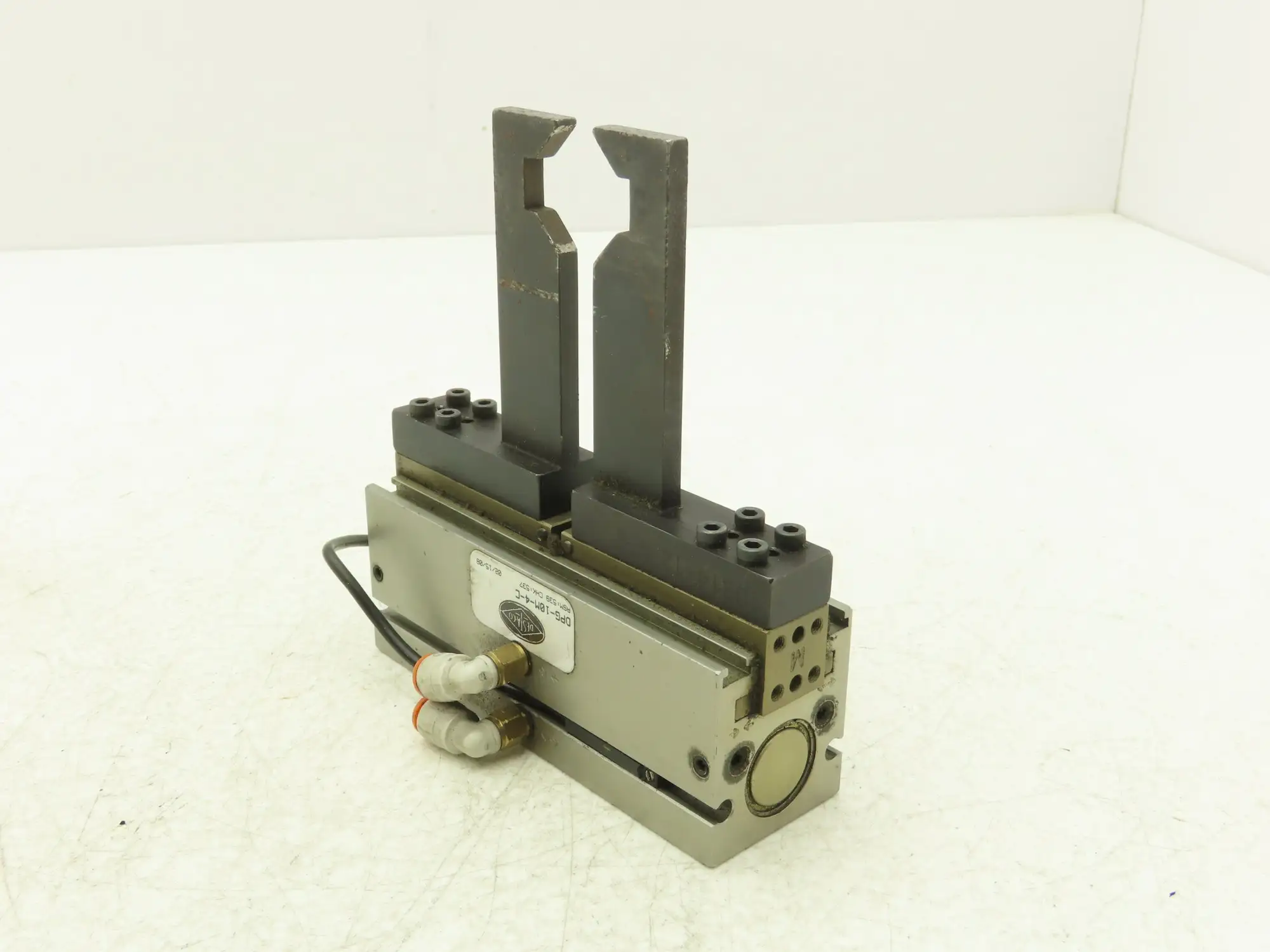 De-Sta-Co DPG-10M-4-C Pneumatic 2-Jaw Parallel Gripper Cylinder 1" Stroke 50lbf