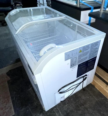72-0435 Dukers WD-500Y Self Contained Chest Freezer