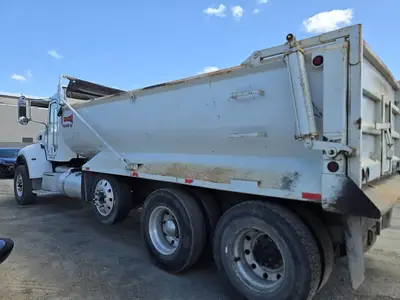 USED 2018 PETERBILT 348