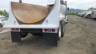USED 2013 PETERBILT 386