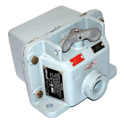 NEW AO SMITH CLARK CONTROLS 1HE2-1 START / STOP CONTROLLER 600V, 1HE21