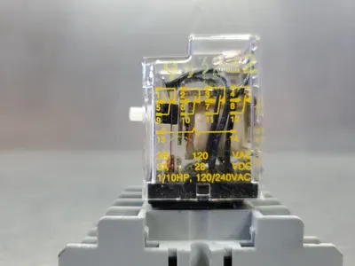 SQUARE D RS4M1P14V20 SER. B 120V RELAY w/8501 NR45 Base. 4D-35