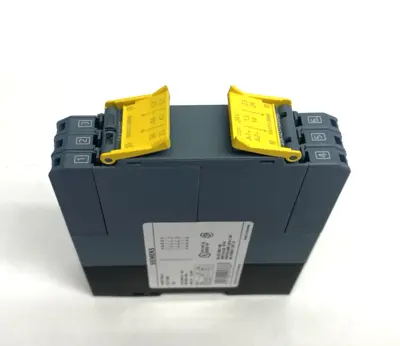USED SIEMENS SIRIUS SAFETY RELAY, SPRING TYPE CRACKED BOTTOM CASING