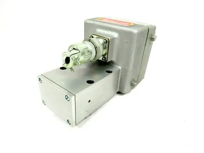 NEW HONEYWELL V7037E-1004-2 SERVO VALVE V7037E10042 39758 BM6339-02