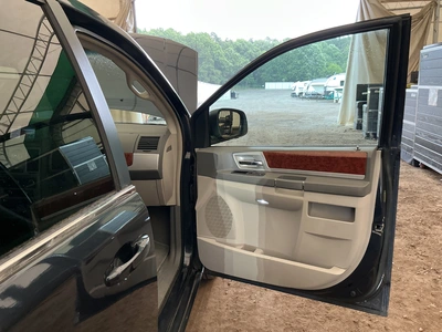 USED 2009 CHRYSLER TOWN AND COUNTRY