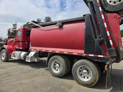 USED 2014 PETERBILT 365