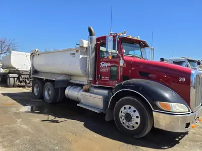 USED 2013 PETERBILT 384