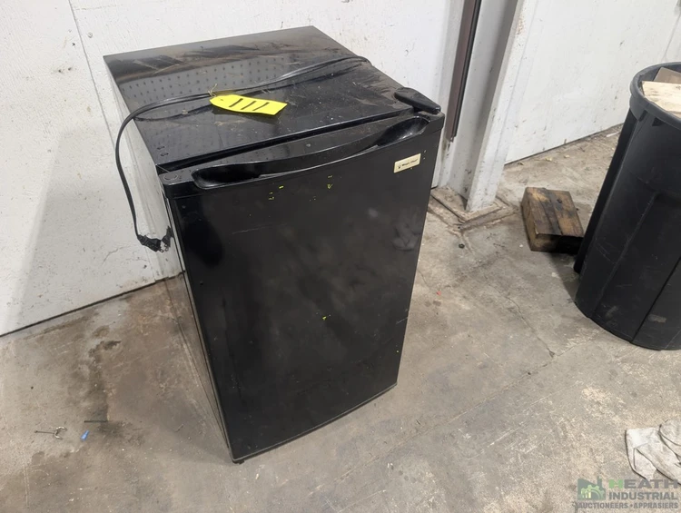 Used _UNKNOWN_ MAGIC CHEF COMPACT REFRIGERATOR/FREEZER 19 X 21 X 34 Refrigerators Illinois US | Heath Industrial Auction Services #1546860