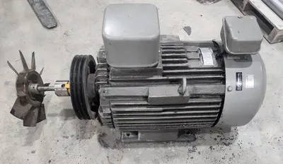 Motor off 300 TON KOMATSU L2M300-3BM / Hitachi 37 KW 4 Pole Type: TFO Form: KK 3 Phase Induction Motor