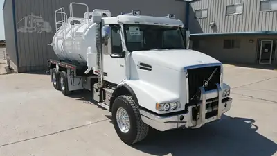 Used 2019 VOLVO VHD64B200 Vacuum Truck Texas US | Roll Off Truck World #1492006