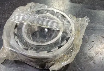 Tapered Roller Bearing No. 22207 EKJW33