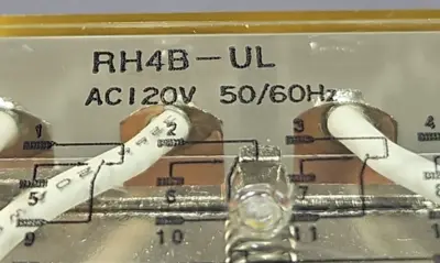IDEC RH4B-UL + SH4B-05C General Purpose Relay w/ Socket Loc4D46