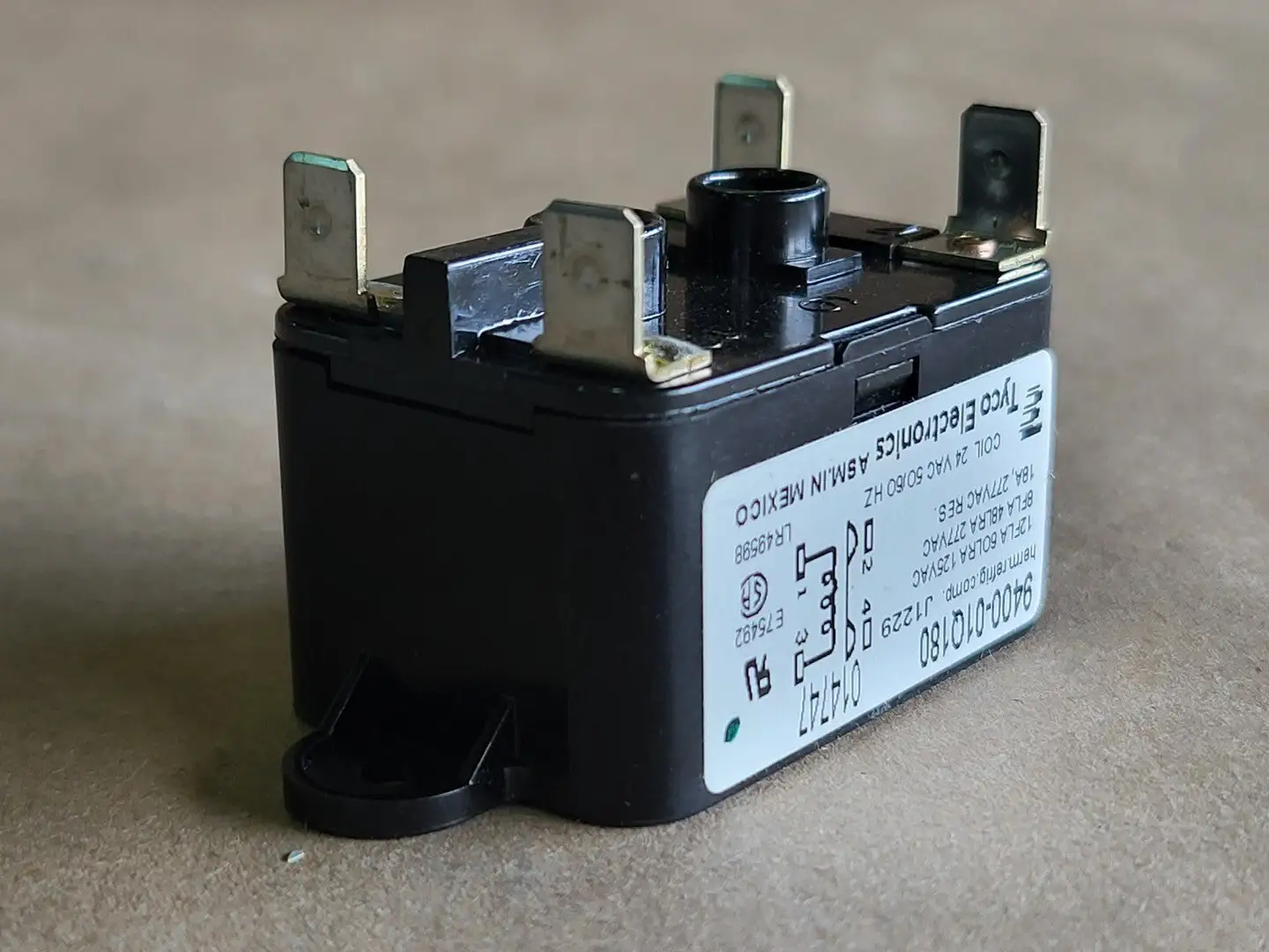 NEW TYCO ELECTRONICS 9400-01Q180