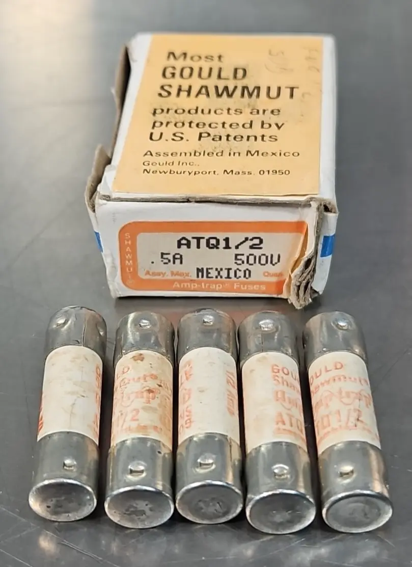Gould Shawmut ATQ1/2 Fuses Box W/ 4 Loc4E44