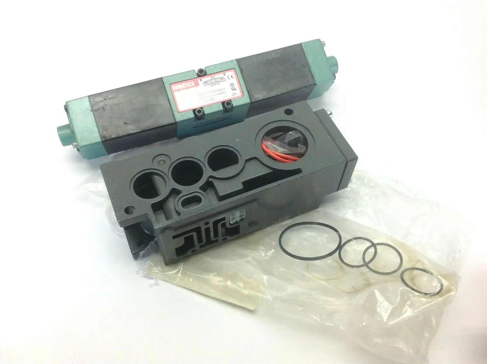 153SS515M000061 | Numatics  Solenoid Valve 24VDC 0.25A with Manifold - New Other
