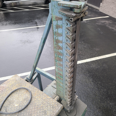 U14600C Mite E Smith cleat bender w/ hydraulic lift table.