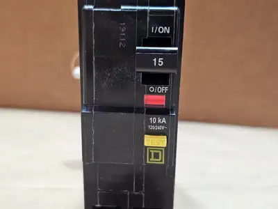 NEW SQUARE D QOB215GFI