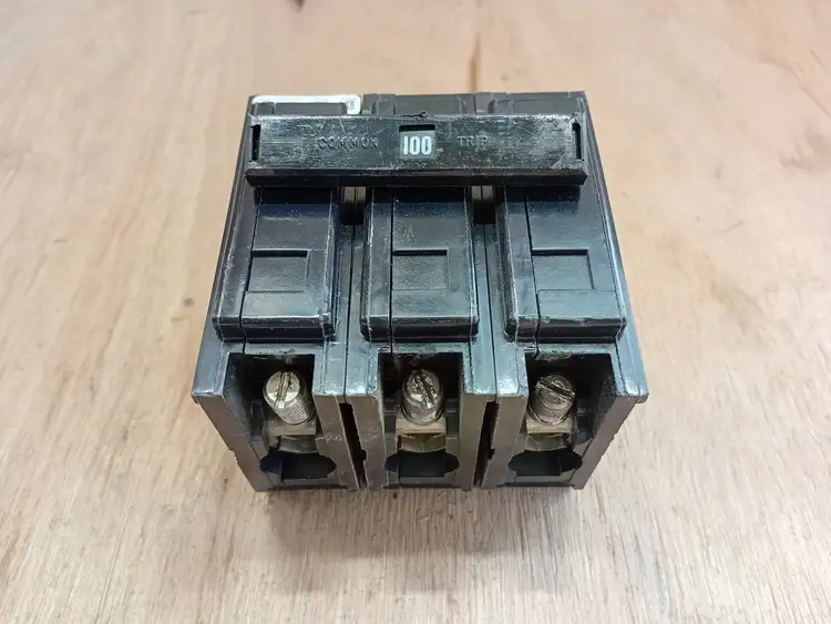 Used CUTLER-HAMMER BAB3100H Switchgears British Columbia CA | Lenmark #1438381
