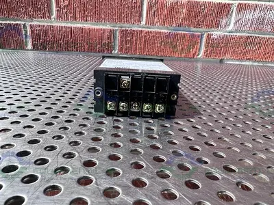 USED HENIX CORPORATION HR33E4 TEMPERATURE CONTROLLER