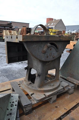 USED CLAMPING TABLE 800 X 560 X 400 MM