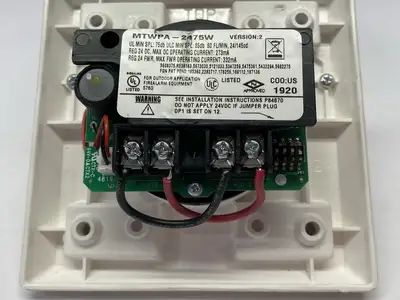 USED EATON WHEELOCK MULTITONE STROBE AUDIBLE ALARM, WHITE, WEATHERPROOF