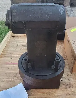 Larger CAT 50 Taper Cincinatti Type Right Angle Milling Head 2 3/4'' Hole