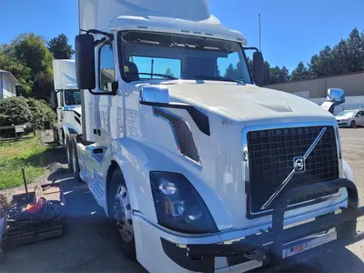 USED 2017 VOLVO VNL64T300