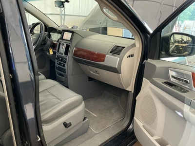 USED 2009 CHRYSLER TOWN AND COUNTRY