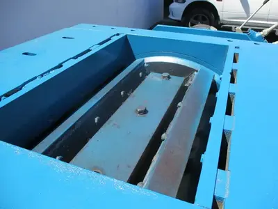 Radmark, single roll granite/rock crusher pulverizer w/hydraulic motor