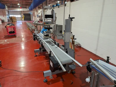 Universal Top and Bottom Label Applicator with Top-and-Bottom Transport Conveyor
