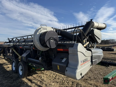2014 Gleaner model 9250, 35' grain head, shaft driven, Advanced model AWS-2000 wind reel, unit has s...