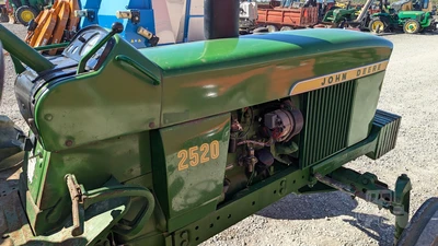 USED 1970 JOHN DEERE 2520